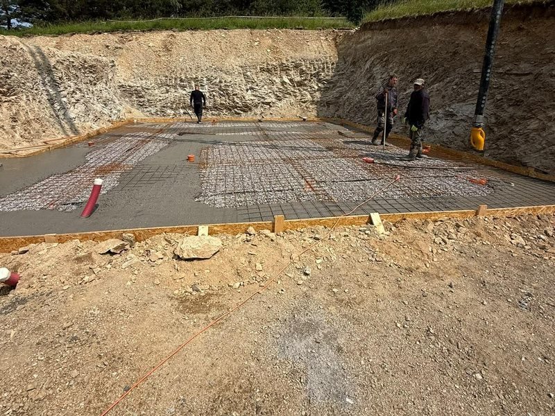 Betonáž základové desky s výztuží čerpadlem