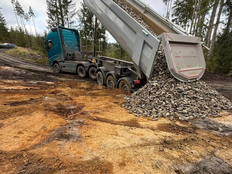 Sklápěč vyklápí kamenivo na staveništi