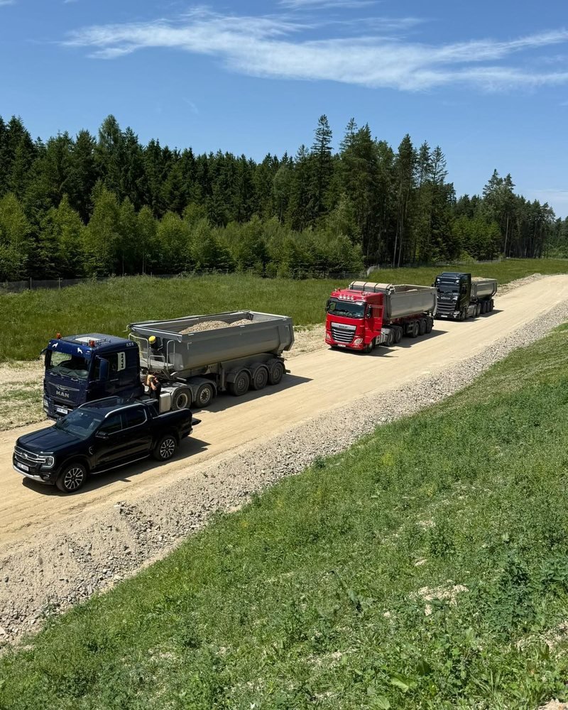 Autodoprava – kolona sklápěčů na staveništní cestě